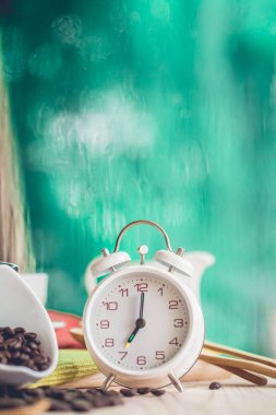 Yağmurlu bir günün arka planında kahve çekirdekleri, iyi bir kahve zamanı.