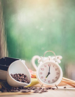 Yağmurlu bir günün arka planında kahve çekirdekleri, iyi bir kahve zamanı.