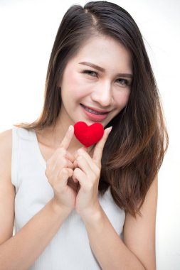 Kırmızı kalpli, çekici, genç bir kadın. Sevgililer Günü sanatı 