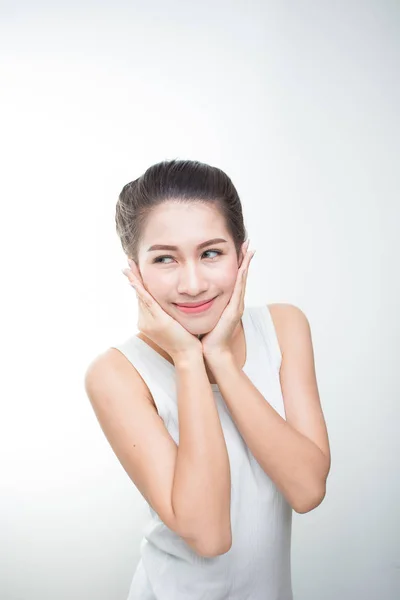 Retrato de una hermosa joven sonriente con maquillaje natural — Foto de Stock