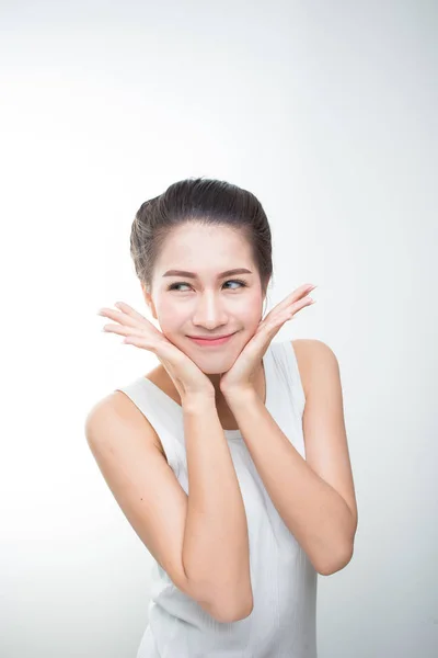 Portrét krásné usmívající se mladé ženy s přirozeným make-upem — Stock fotografie