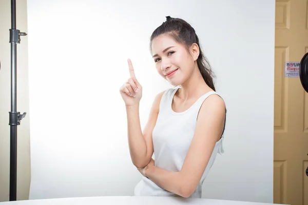 Retrato de uma bela jovem sorridente com maquiagem natural — Fotografia de Stock