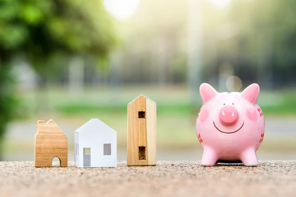 Piggy bank en huismodel voor financiën en bankieren concept Rechtenvrije Stockafbeeldingen