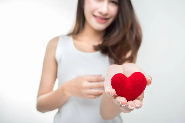 Roztomilá atraktivní mladá žena s červeným srdcem. Valentýnské umění Stock Fotografie