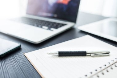 İş konsepti, ahşap masa üzerinde dizüstü bilgisayarı olan ofis iş yeri.