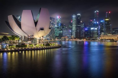 Alacakaranlıkta Marina 'da Singapur silueti.