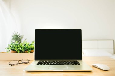 Laptop bilgisayarlı çalışma alanı, evdeki ofis malzemeleri veya studi