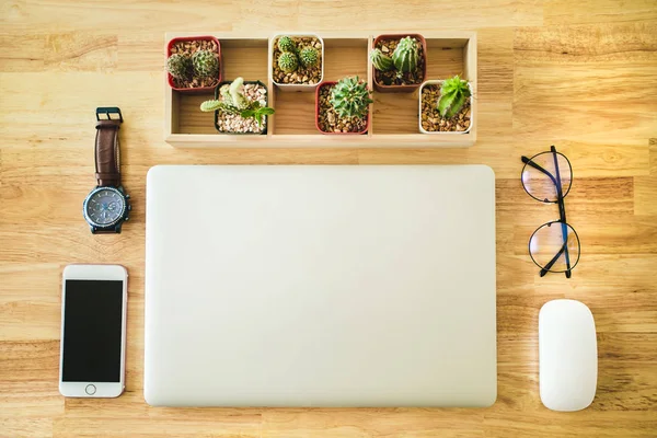 Mesa de oficina de madera con ordenador, teléfono inteligente suministros. — Foto de Stock