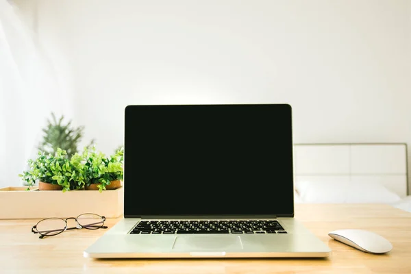 Espacio de trabajo con ordenador portátil, suministros de oficina en casa o studi. — Foto de Stock