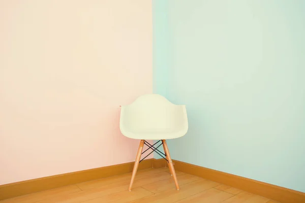 Bílá židle v obývacím pokoji na pastelové stěně — Stock fotografie