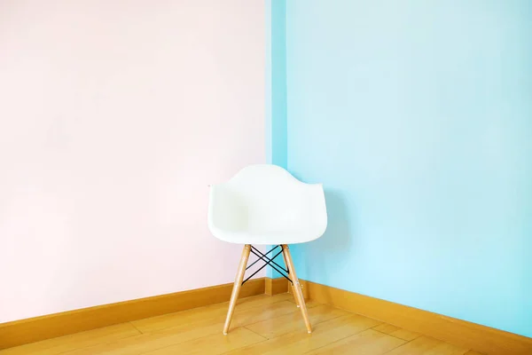 パステルウォールのリビングルームの白い椅子 — ストック写真
