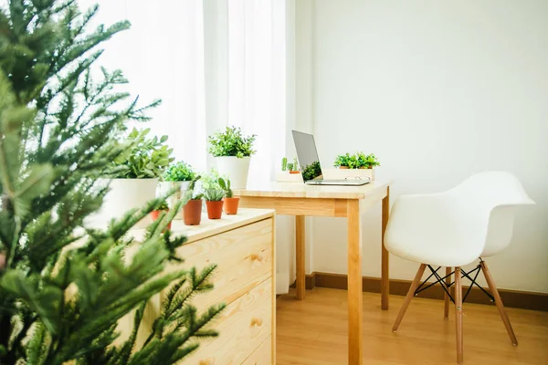 Espacio de trabajo con escritorio de madera y sillón de diseño blanco organizado como un espacio de trabajo. — Foto de Stock