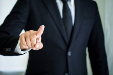 İş adamı dokunmatik ekran arayüzü üzerine bastırıyor, iş konsepti