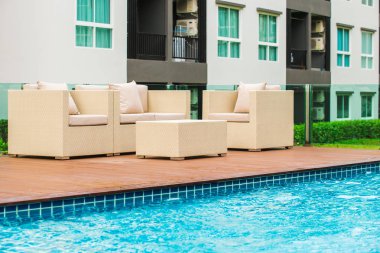 Rattan sandalye yastık yanında Yüzme Havuzu ile rahatlatıcı