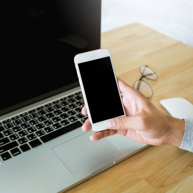 Akıllı telefonu tutan adam siyah ekranda. iş kavramı.