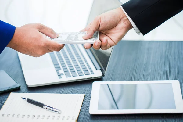 Business Hand, Amerika Birleşik Devletleri Ofisi 'nde para işyeri sağlıyor. — Stok fotoğraf