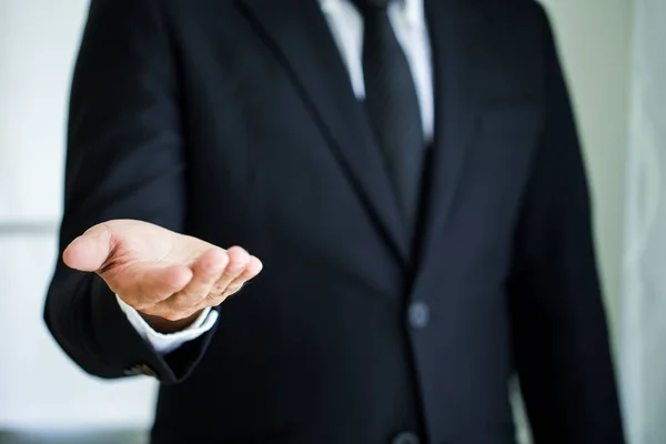 Eli boş bir iş adamı.