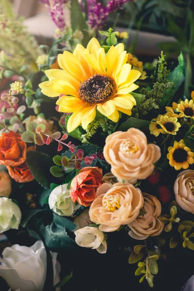 Colorida decoración de flores artificiales (vintage ) —  Fotos de Stock
