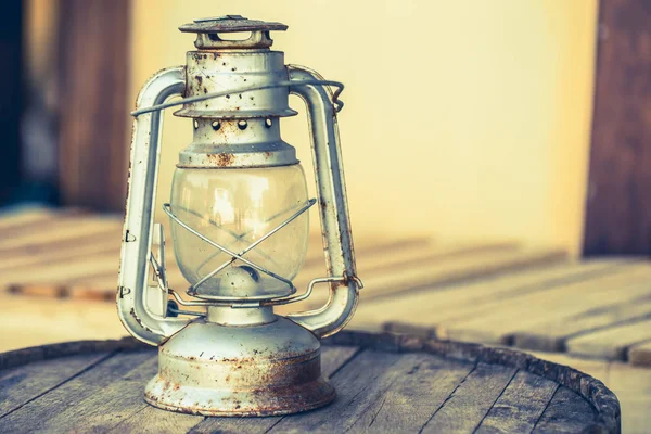 Lâmpada de lanterna de óleo de querosene vintage queimando com uma luz de brilho suave — Fotografia de Stock