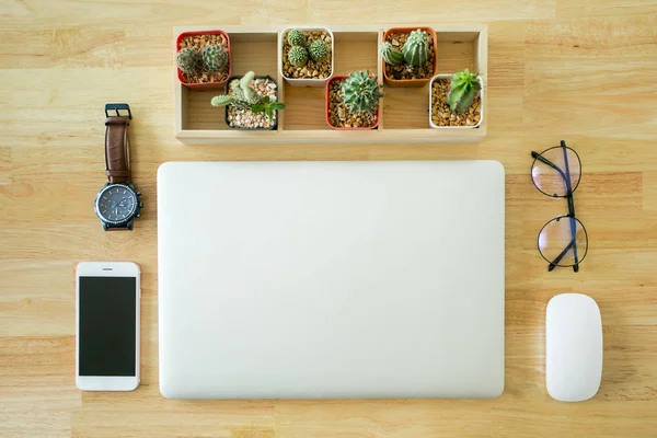 Elegante espacio de trabajo freelancer con portátil en casa o estudio offi — Foto de Stock