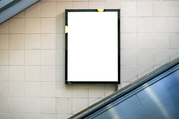 城市建筑中的空白广告牌或海报，在地铁拍摄 — 图库照片