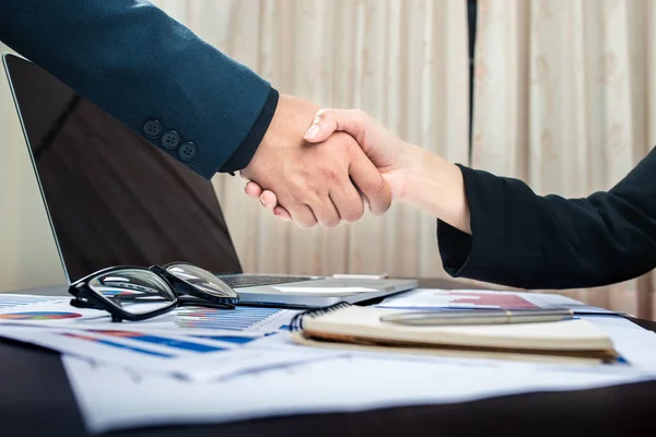 Business Handshake, investerings concept — Stockfoto