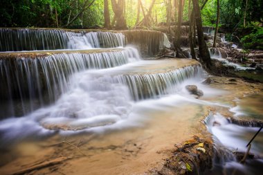 Huay Mae Kamin Şelalesi, K yağmur ormanlarında güzel şelale