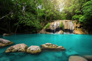 Erawan Ulusal Parkı'nda ormanda Şelale, Tayland