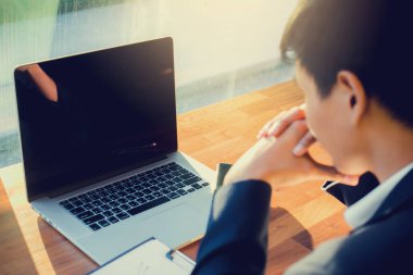İş adamı dizüstü bilgisayar ve cep telefonu kullanıyor.