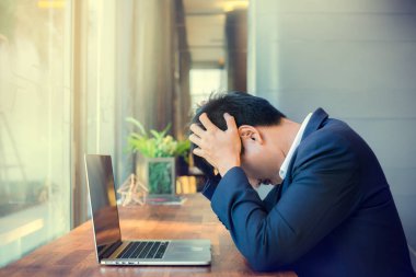 Ofiste stresli iş adamı portresi.