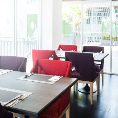 bir restoran masa ayarı, bıçak, çatal masada çatal,