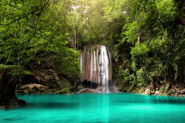 Vízesés erdőben Erawan Nemzeti Park, Thaiföld — Stock Fotó