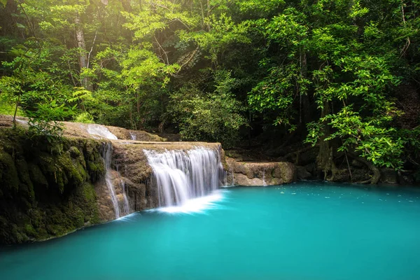 Vízesés erdőben Erawan Nemzeti Park, Thaiföld — Stock Fotó