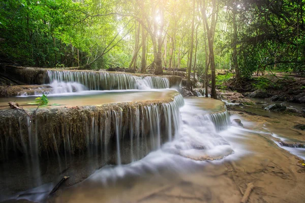 Huay Mae Kamin waterval, prachtige waterval in het regenwoud bij K — Stockfoto