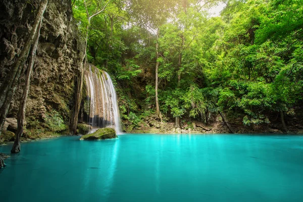 Cascada en el bosque en el Parque Nacional Erawan, Tailandia — Foto de Stock