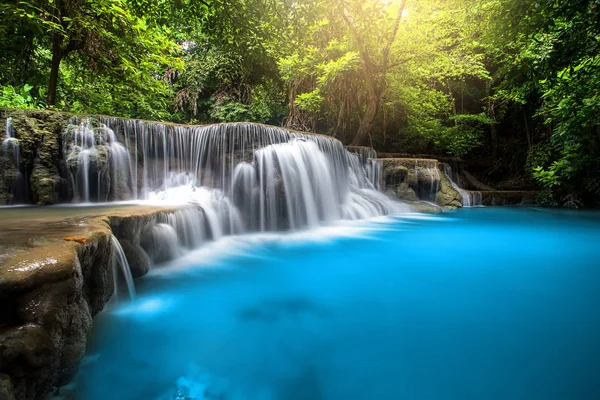 Huay Mae Kamin Cascada, hermosa cascada en la selva tropical en K — Foto de Stock