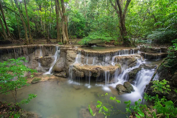 Huay Mae Kamin waterval, prachtige waterval in het regenwoud bij K — Stockfoto