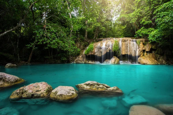 Vízesés erdőben Erawan Nemzeti Park, Thaiföld — Stock Fotó