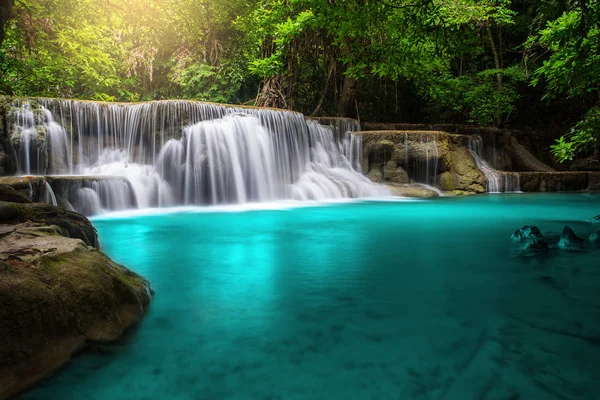 Huay Mae Kamin Cascada, hermosa cascada en la selva tropical en K — Foto de Stock