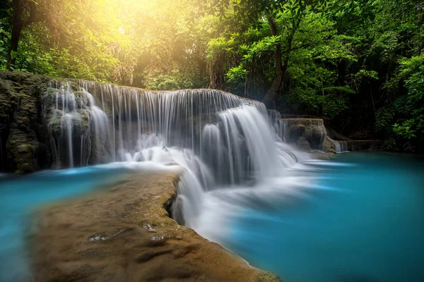 Huay Mae Kamin Cascata, bella cascata nella foresta pluviale a K — Foto Stock