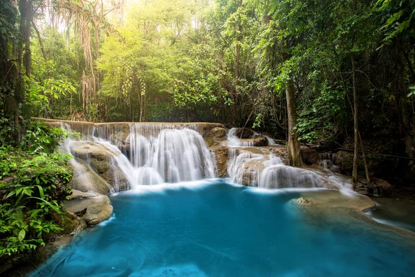 怀梅卡明瀑布，美丽的瀑布在热带雨林在K — 图库照片
