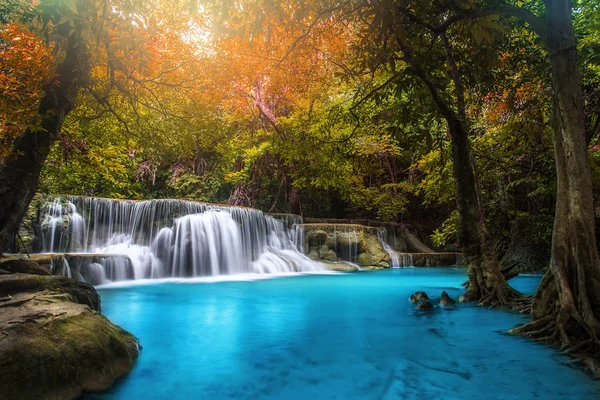 Cascade Huay Mae Kamin, belle cascade en forêt tropicale à K — Photo