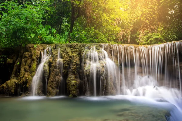 Huay Mae Kamin Cascada, hermosa cascada en la selva tropical en K — Foto de Stock