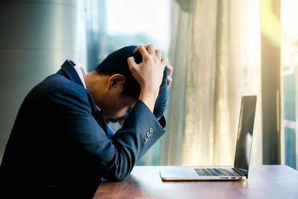 Ofiste stresli iş adamı portresi.