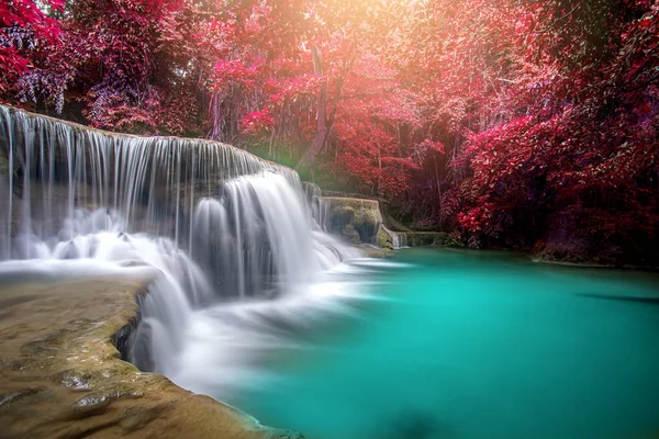 Huay Mae Kamin vodopád, nádherný vodopád v deštného lese na K — Stock fotografie