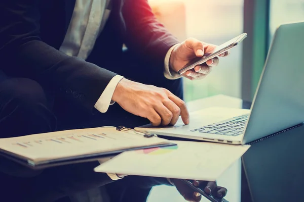 İşadamlarının el yazısıyla Labaratuar I ile akıllı telefondan yazı yazmalarını engelle