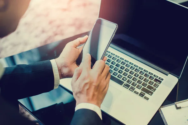 İşadamlarının el yazısıyla Labaratuar I ile akıllı telefondan yazı yazmalarını engelle