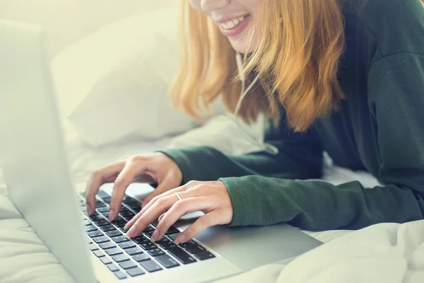 Gelukkig casual mooie vrouw werken op een laptop zittend op de — Stockfoto