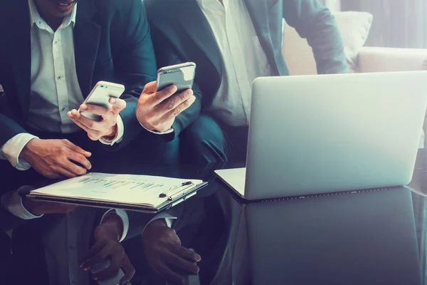 Dos jóvenes hombres de negocios usando touchpad en la reunión — Foto de Stock