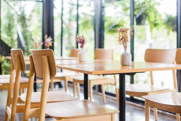 Tisch des Cafés von außen gesehen — Stockfoto